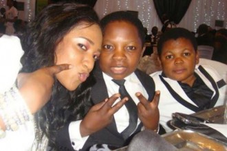 Nigeria : Déclaré blessé dans un accident, lÂ’acteur Aki contredit ses fossoyeurs 